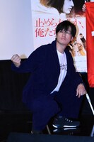 ポーズを取る井浦新。