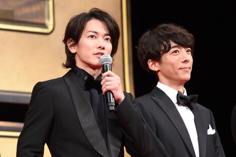 左から佐藤健、高橋一生。