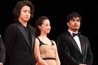 左から藤原竜也、沢尻エリカ、北村一輝。
