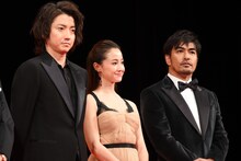 左から藤原竜也、沢尻エリカ、北村一輝。