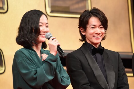 左から黒木華、佐藤健。