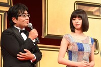 左から大友啓史、池田エライザ。