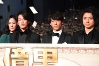 左から黒木華、佐藤健、高橋一生、藤原竜也。