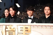 左から黒木華、佐藤健、高橋一生、藤原竜也。