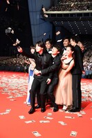 観客と自撮りする登壇者たち。