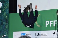 バック宙をする茶谷優太。