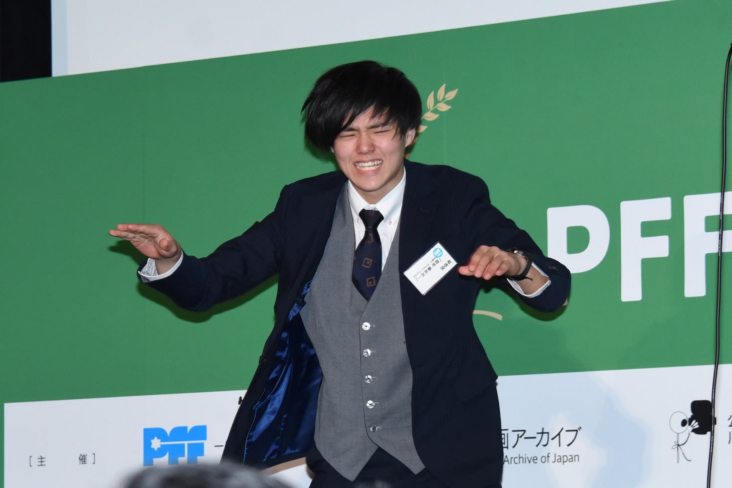 バック宙を決めた直後の茶谷優太。
