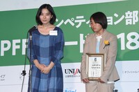 左から村上由規乃、工藤梨穂。