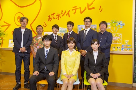 「チャンネルはそのまま!」囲み取材時の様子。前列左から飯島寛騎、芳根京子、宮下かな子。後列左から嬉野雅道、藤村忠寿、瀧原光、島太星、長田拓郎、本広克行。