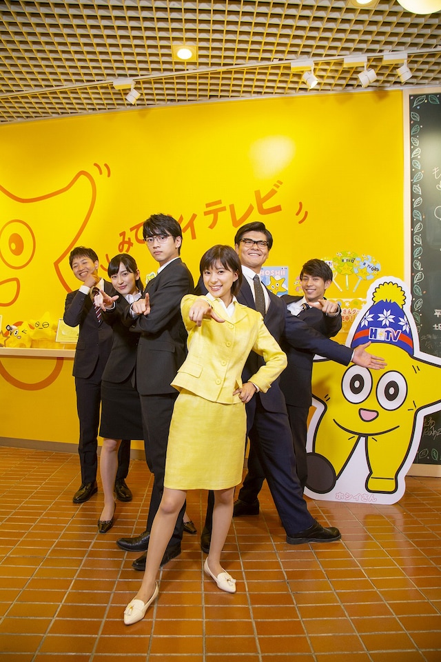 「チャンネルはそのまま！」囲み取材時の様子。