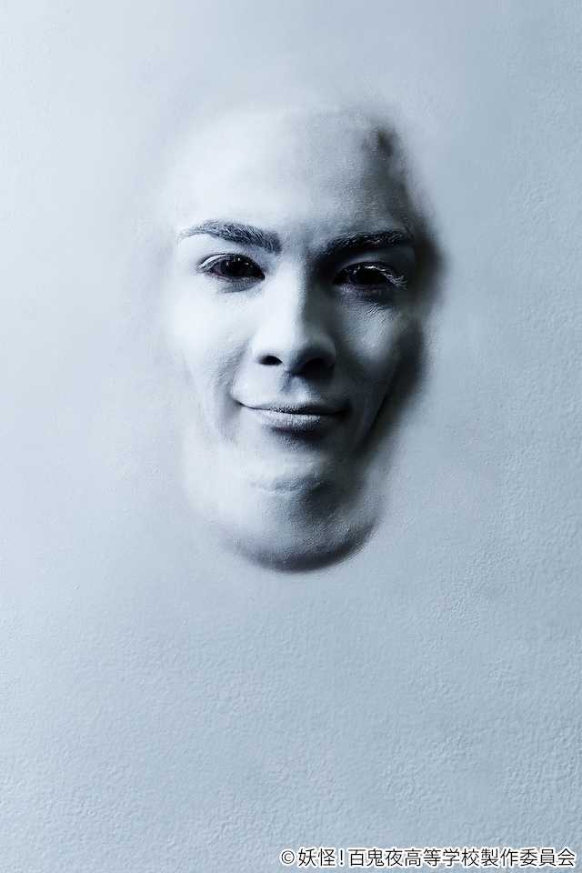 冨森ジャスティン扮する塗り壁。