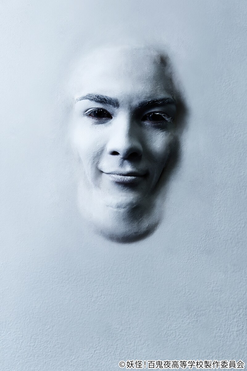 冨森ジャスティン扮する塗り壁。