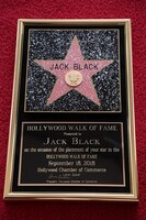 ジャック・ブラックに贈呈された星型のプレート。