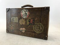 「ミステリー映画大全集～横溝正史vs.松本清張～」展示内容より、金田一耕助のトランク。（提供：東宝映像美術）