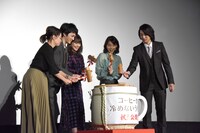 鏡開きを行う登壇者たち。