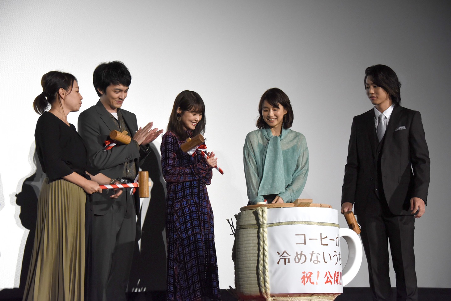 鏡開きの成功を喜ぶ登壇者たち。