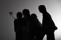 客席をバックに、自撮りを行う登壇者たち。