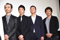 左から古舘寛治、玉置玲央、小川登、佐向大。