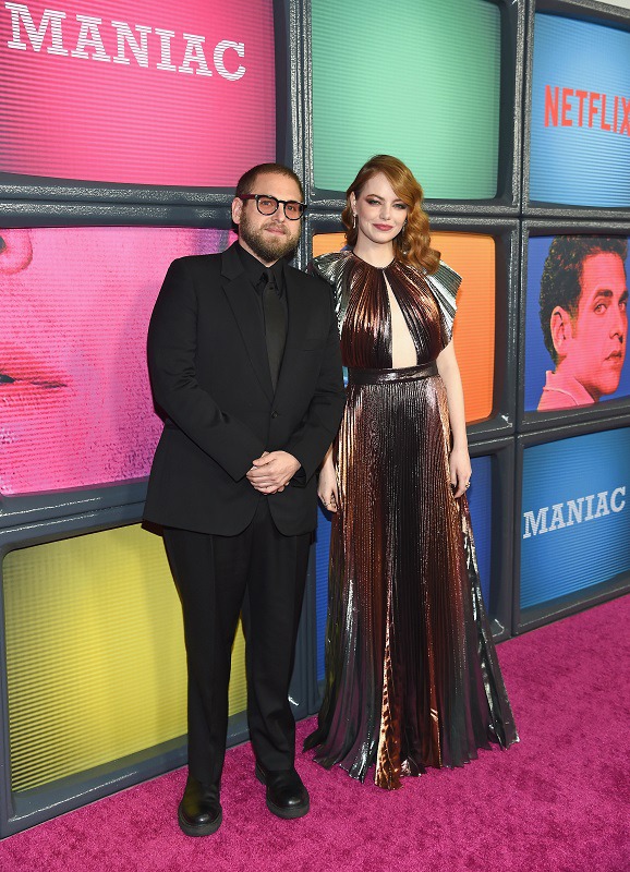 左からジョナ・ヒル、エマ・ストーン。