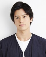 小泉八雲役の岩永徹也。