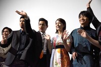 「純平、考え直せ」初日舞台挨拶の様子。