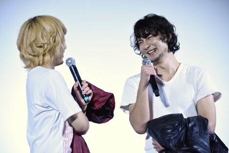 左から佐藤流司、藤田玲。