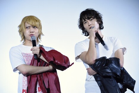 左から佐藤流司、藤田玲。