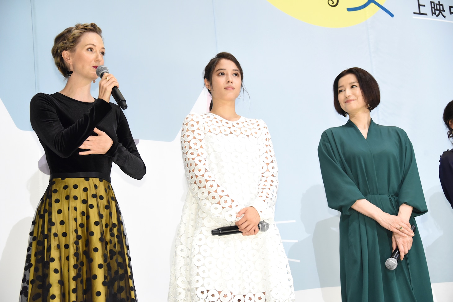 左からシャーロット・ケイト・フォックス、広瀬アリス、鈴木京香。