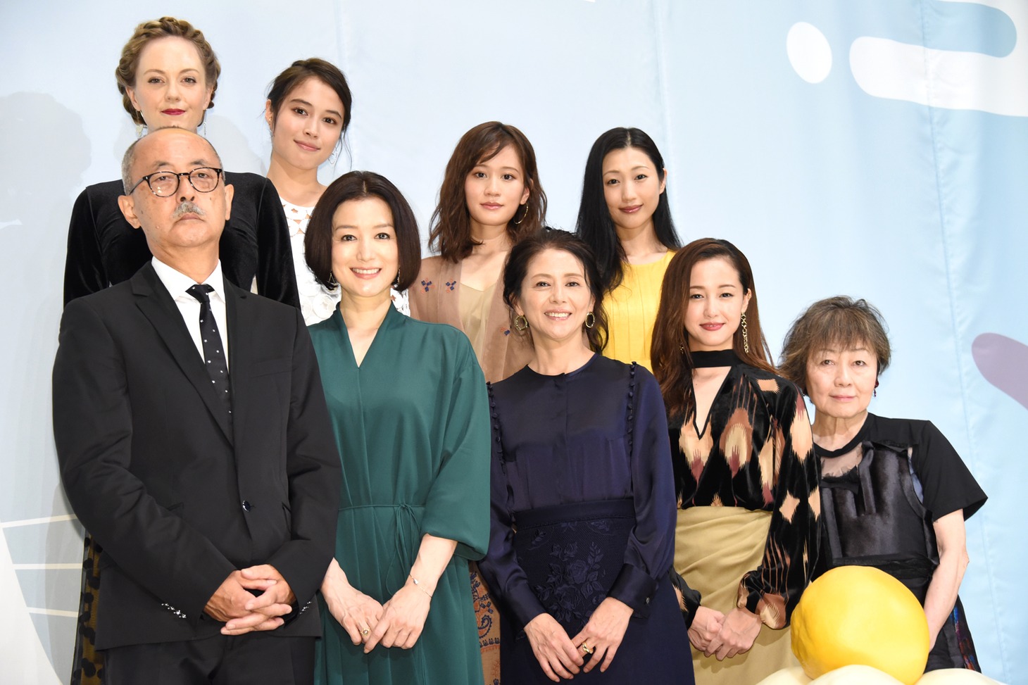 「食べる女」公開記念舞台挨拶の様子。前列左から生野慈朗、鈴木京香、小泉今日子、沢尻エリカ、筒井ともみ。後列左からシャーロット・ケイト・フォックス、広瀬アリス、前田敦子、壇蜜。