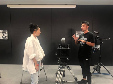 左から安藤桃子、山田康介。