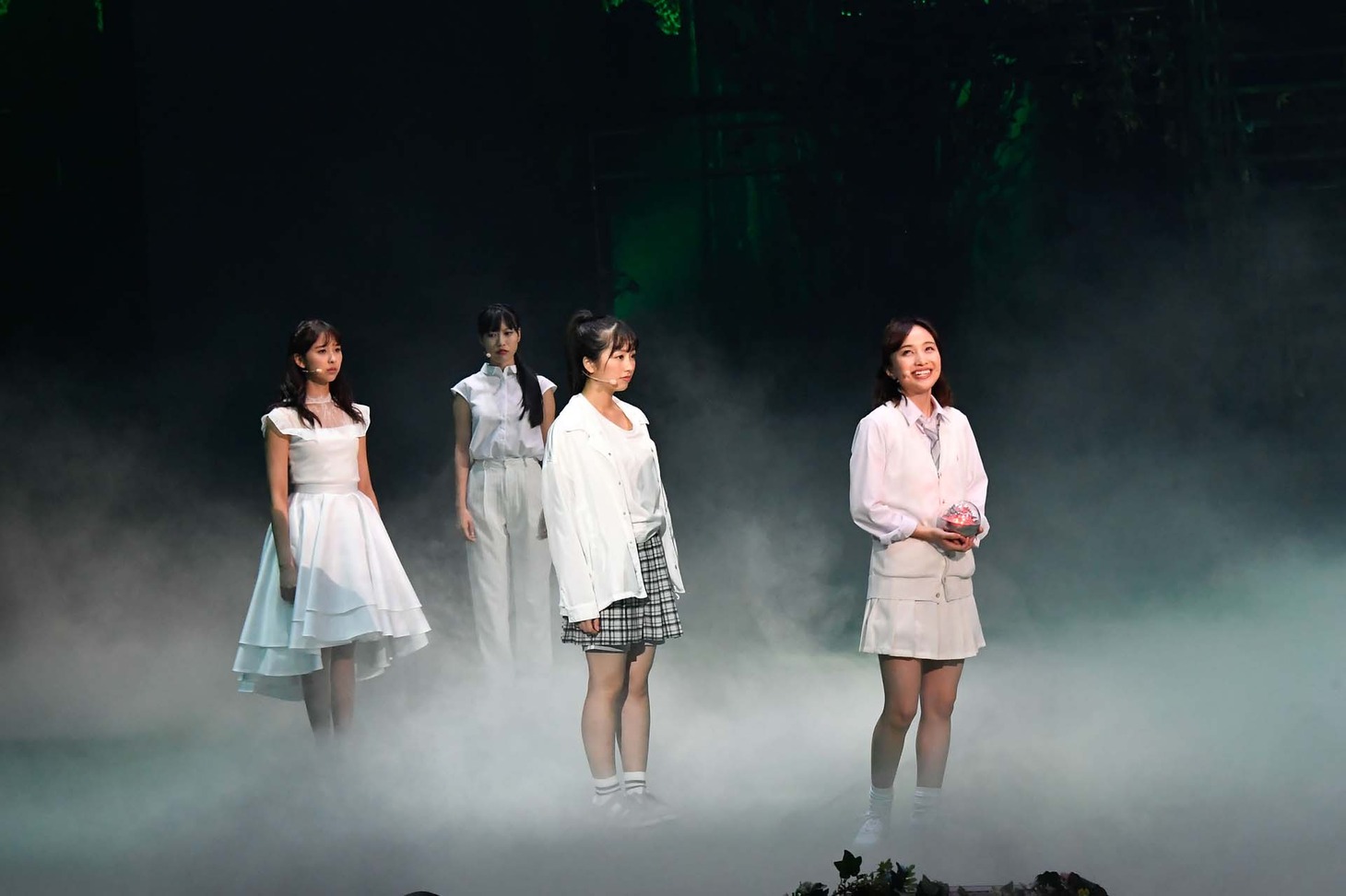 「ドゥ・ユ・ワナ・ダンス？」公開舞台稽古の様子。左から玉井詩織、高城れに、佐々木彩夏、百田夏菜子。