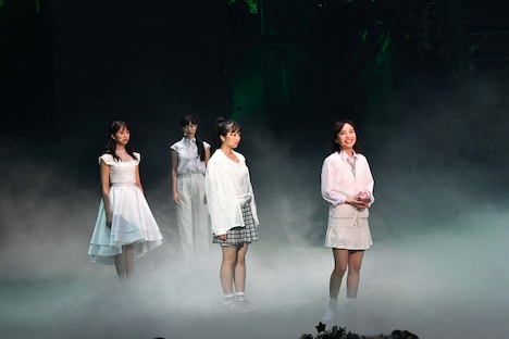 「ドゥ・ユ・ワナ・ダンス？」公開舞台稽古の様子。左から玉井詩織、高城れに、佐々木彩夏、百田夏菜子。