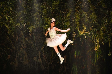 フライングを披露する百田夏菜子。