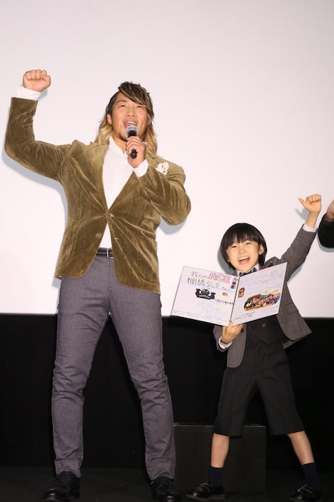 左から棚橋弘至、寺田心。