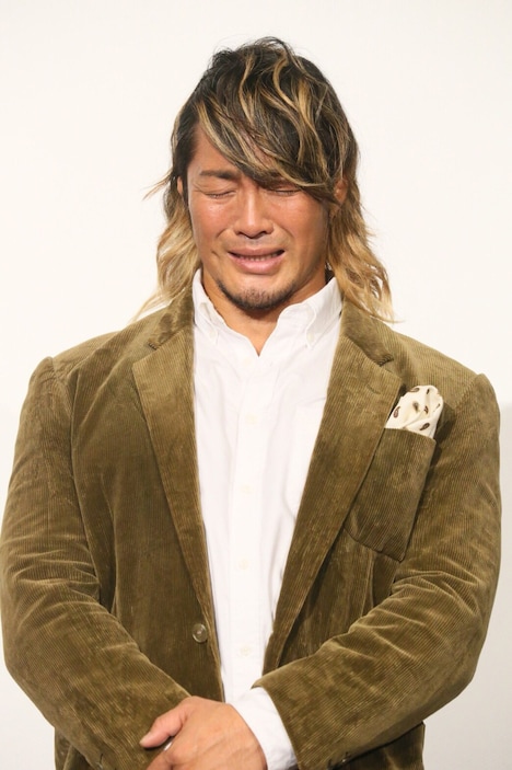 涙を見せる棚橋弘至。