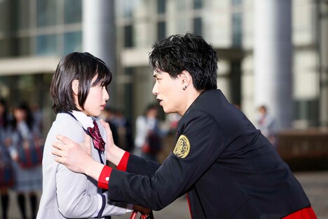 「PRINCE OF LEGEND」より。左から白石聖演じる成瀬果音、鈴木伸之演じる京極尊人。