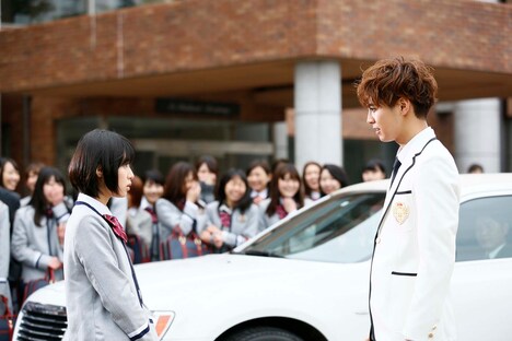 「PRINCE OF LEGEND」より。左から白石聖演じる成瀬果音、片寄涼太演じる朱雀奏。