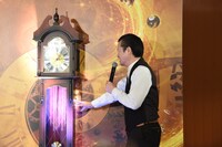 時計に魔法をかける佐藤二朗。