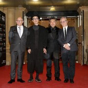 第66回サンセバスチャン国際映画祭の授賞式に出席したリリーフランキー（中央左）と是枝裕和（中央右）。(c)Festival de San Sebastián. Photo Montse Castillo