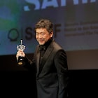 是枝裕和がサンセバスチャン映画祭授賞式に出席、樹木希林を思い涙浮かべる
