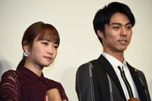 左から川栄李奈、小野塚勇人。