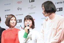 左から松岡茉優、岸井ゆきの、今泉力哉。