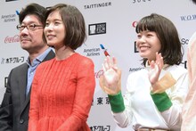 左から阪本順治、松岡茉優、岸井ゆきの。