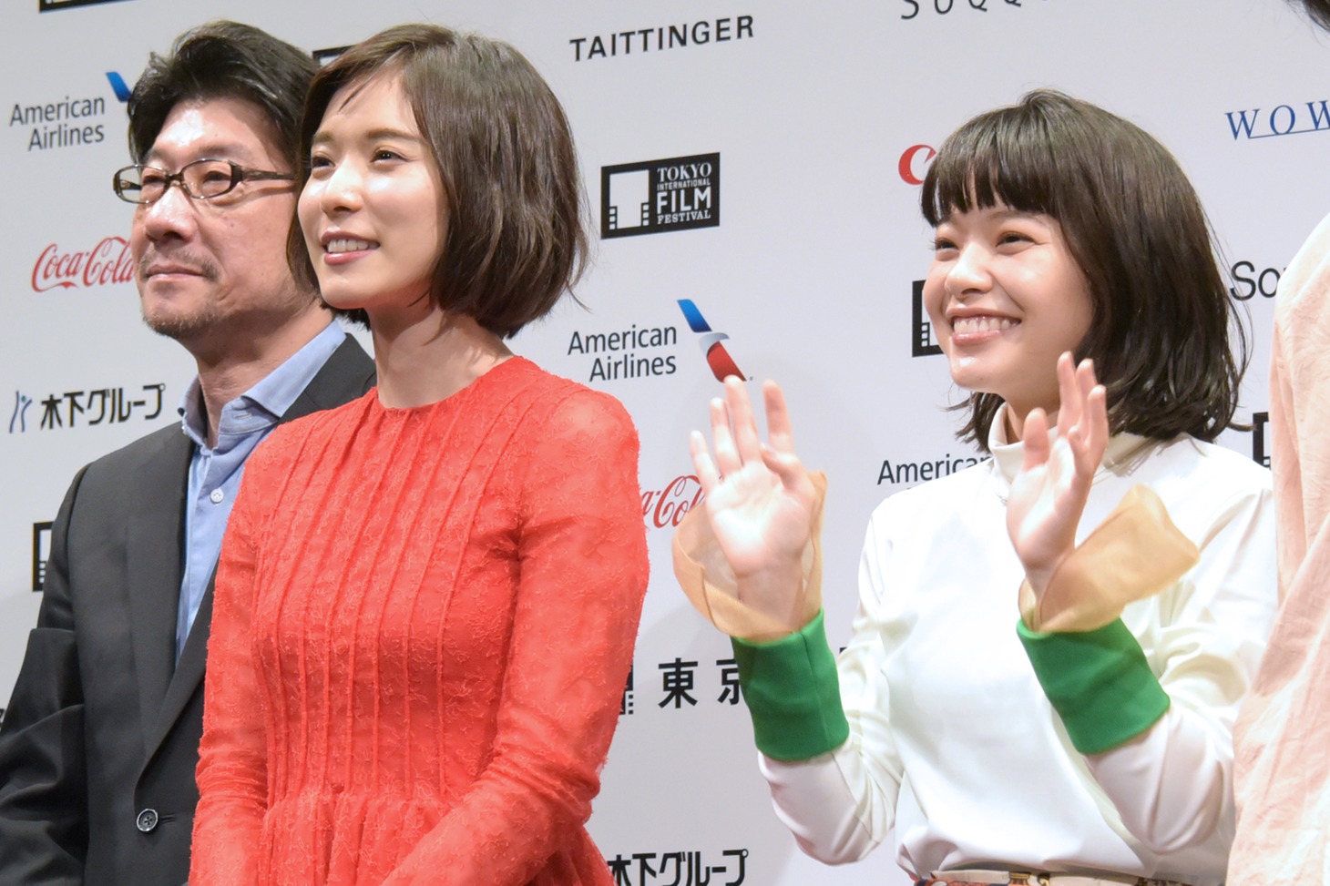左から阪本順治、松岡茉優、岸井ゆきの。
