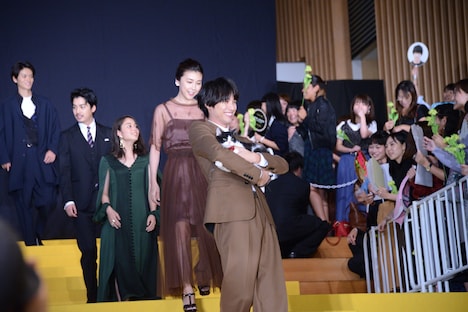 猫のナナを抱いて登場した福士蒼汰。