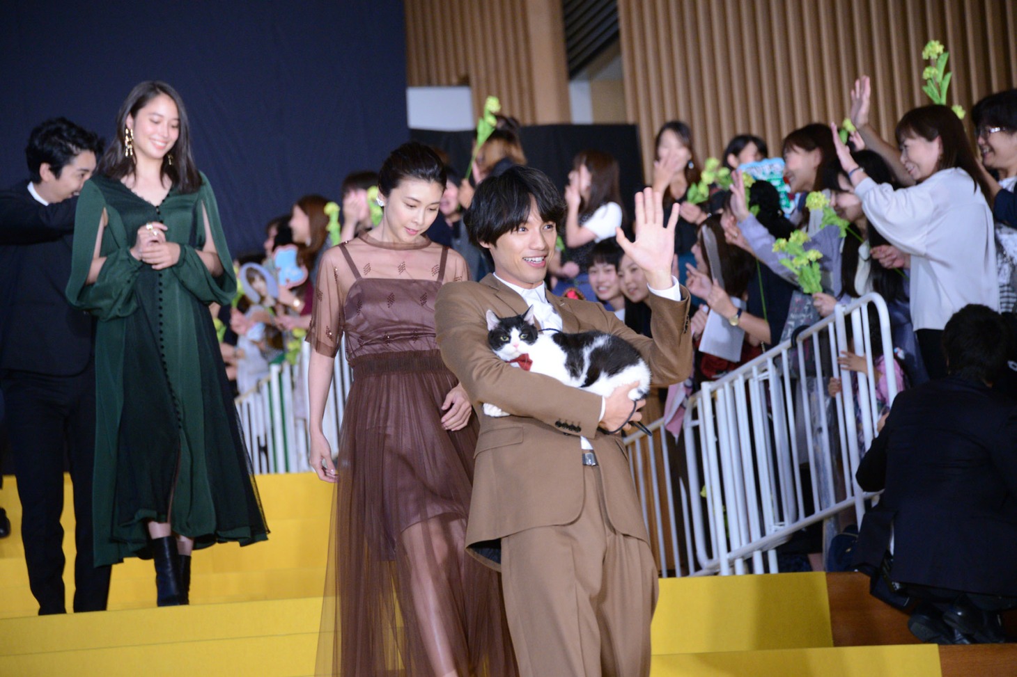 猫のナナを抱いて登場した福士蒼汰。