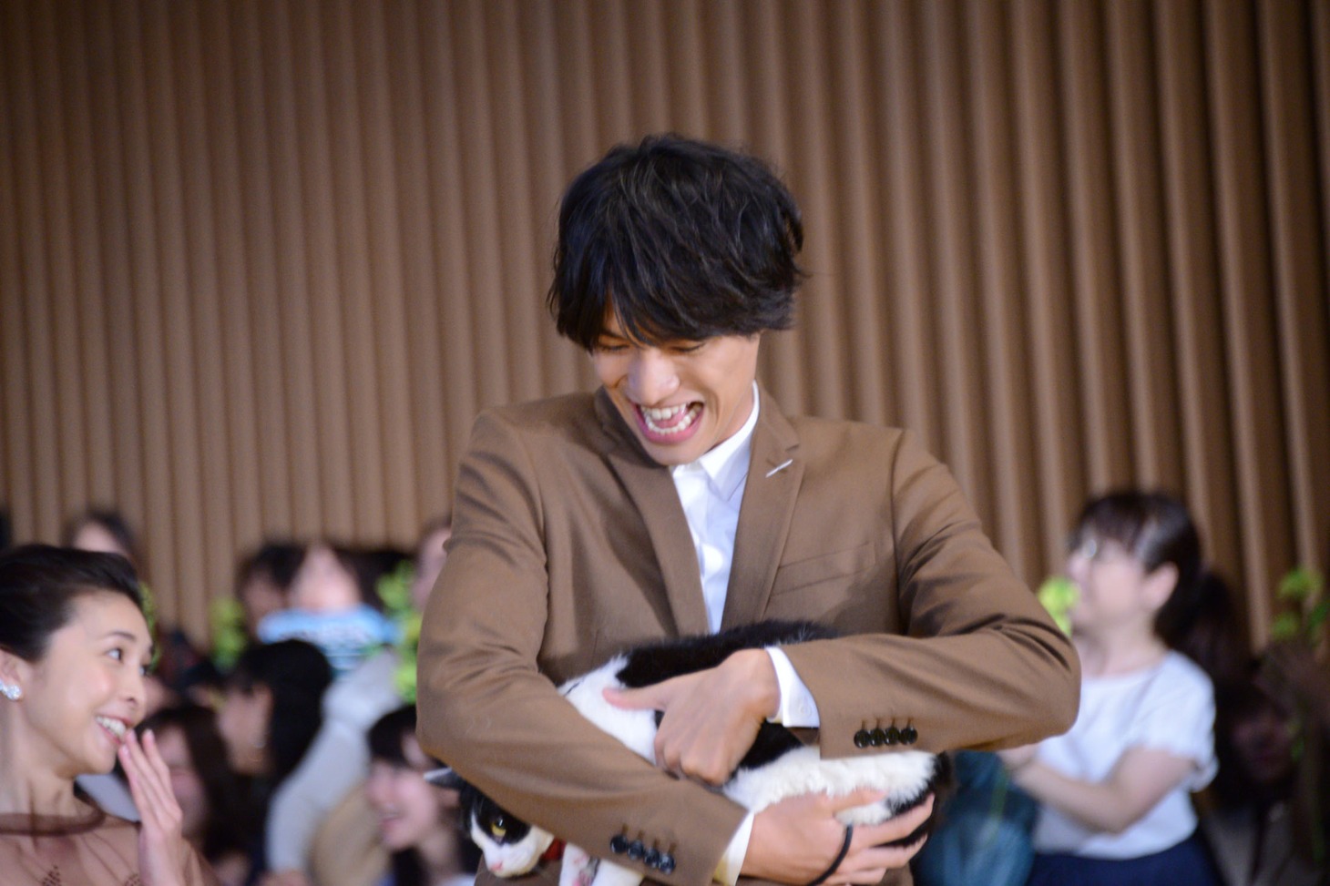 猫のナナを抱いて登場した福士蒼汰。