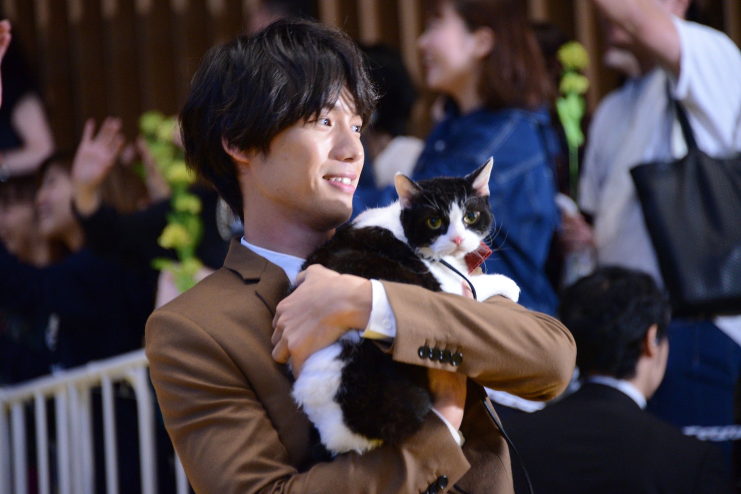 猫のナナを抱いて登場した福士蒼汰。