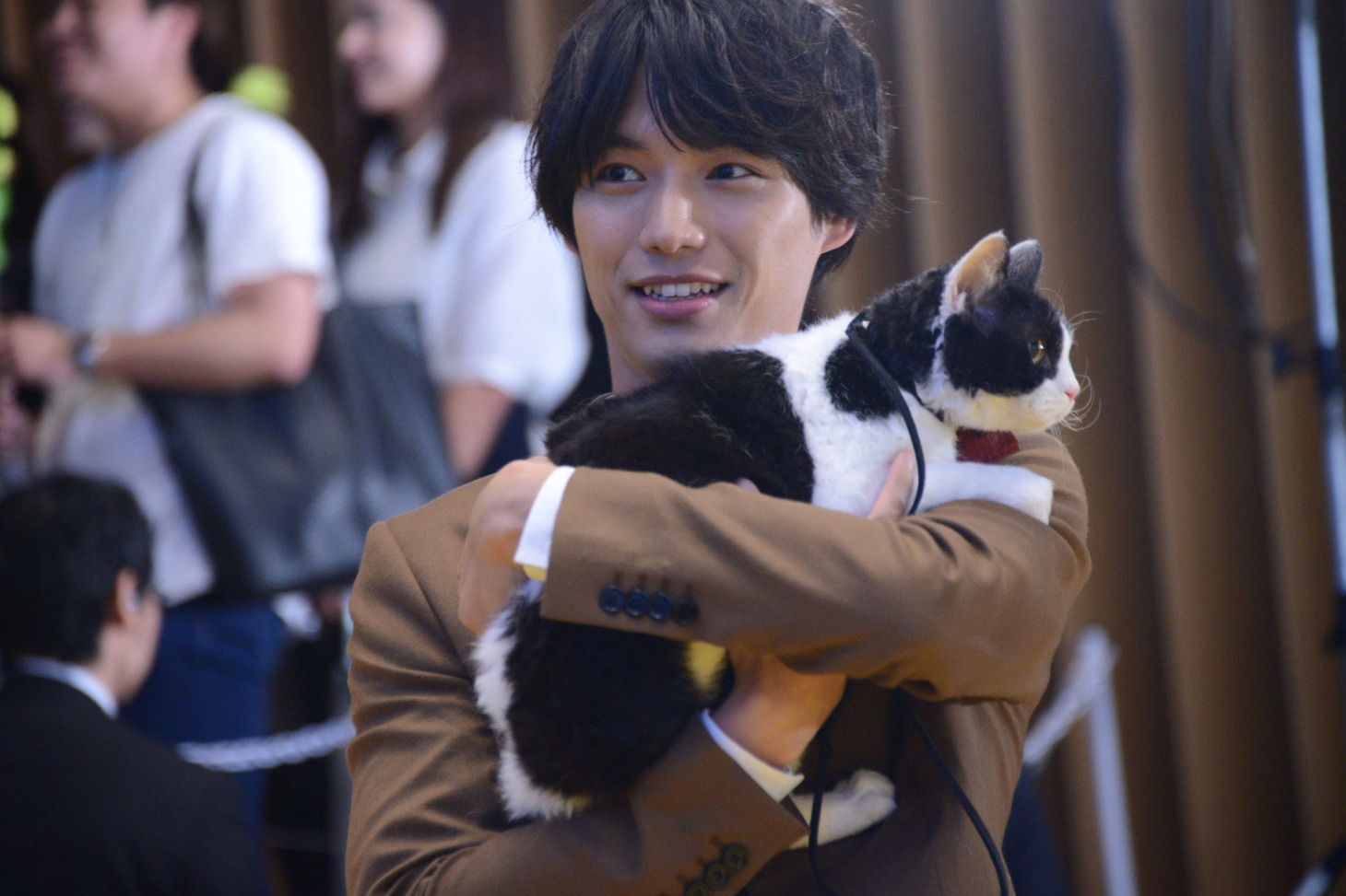 猫のナナを抱いて登場した福士蒼汰。
