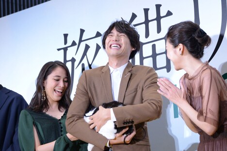 落ち着きのないナナをなだめようとする登壇者たち。